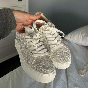 Betsey Johnson Women's Sidny Sneakers in Pearl sz 5.5